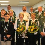 Majestäten und Pokalgewinner: vordere Reihe: Tom Schoen, Birgit Wüstefeld, Sabine Sösemann, Andreas Beste. Dahinter: Gerhard Schoen, Martin Pichl, Uwe Schwarz, Christina Beez, Andre Wüstefeld, Detlef Pfeiffer, Karl-Heinz Küster.